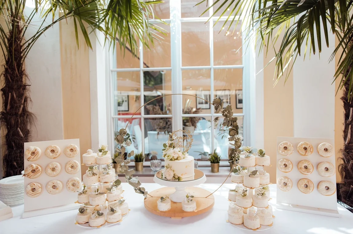 Hochzeitstorte mit Kleindesserts-Orangerie im Schlosspark